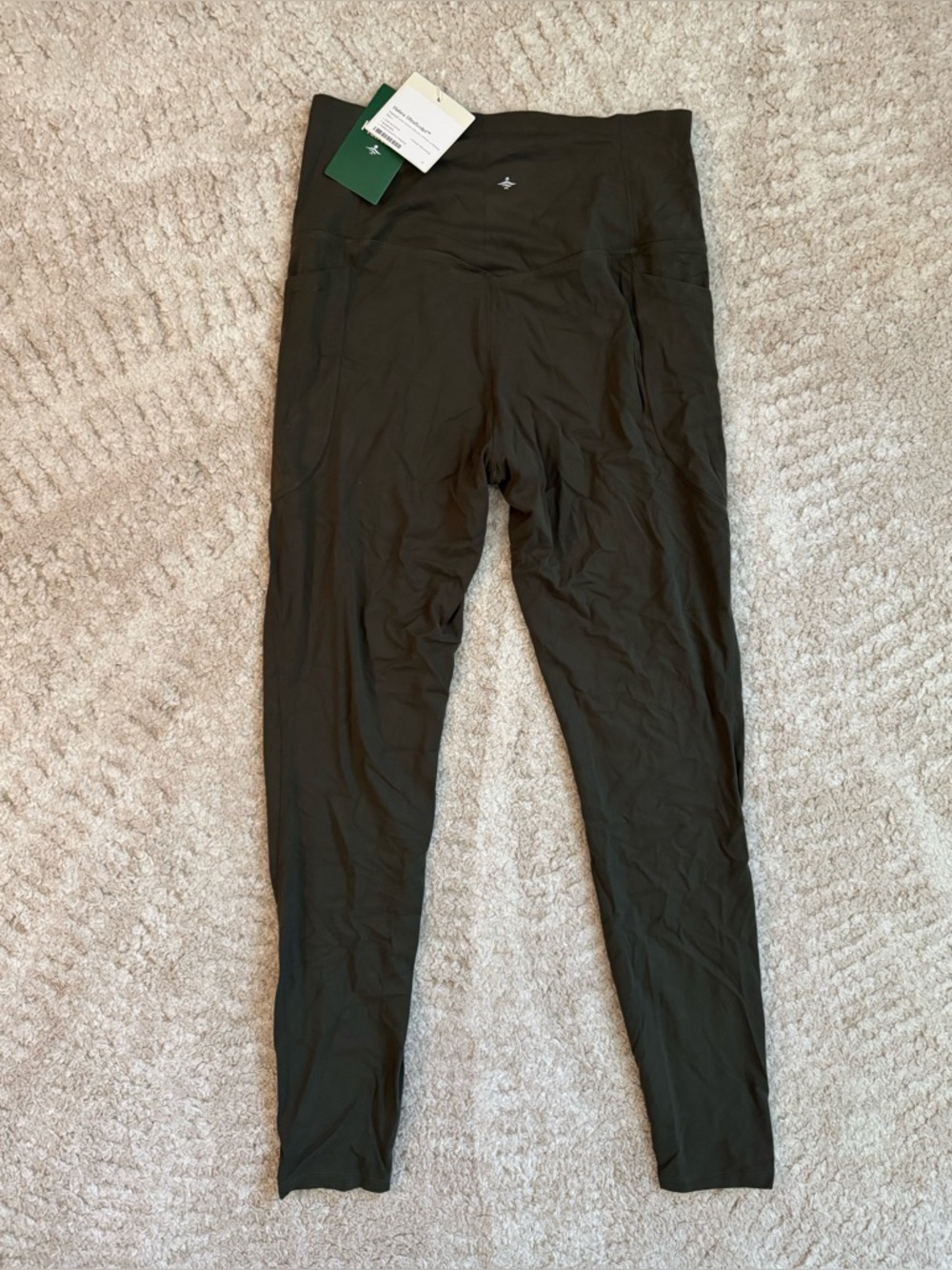 Halara UltraSculpt full length legging in an Olive Green color. Size M. NWT.